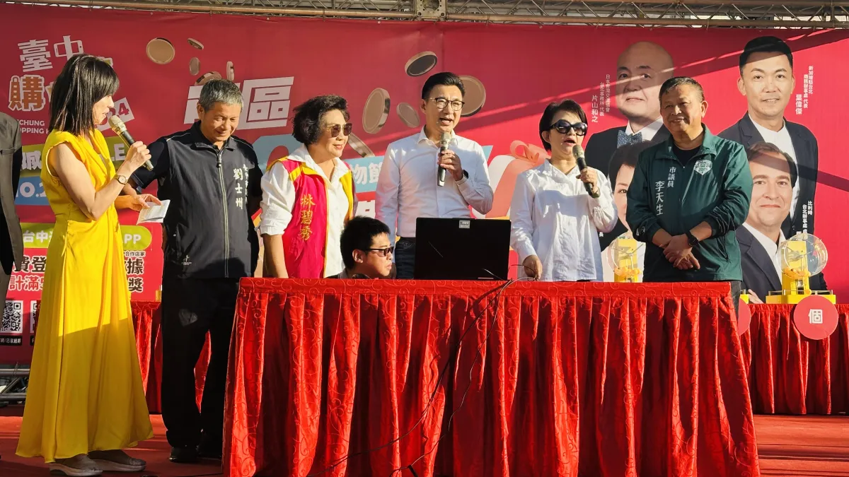 台中購物節起跑至今已經第七週,7日在大里公園舉辦屯區GOGO購活動,市長盧秀燕抽出百萬汽車得主1名,及突破200億元佳績抽百萬現金得主1名。(圖/王秀禾攝)
