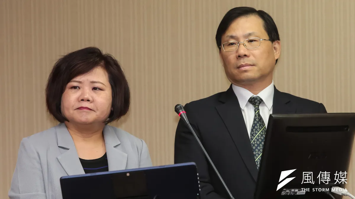 六輕氣爆總檢討,經濟部次長林全能(右)要求六輕1個月內詳細盤點應汰換管線,5月7日前提出全廠區管線的改善計畫。(顏麟宇攝)