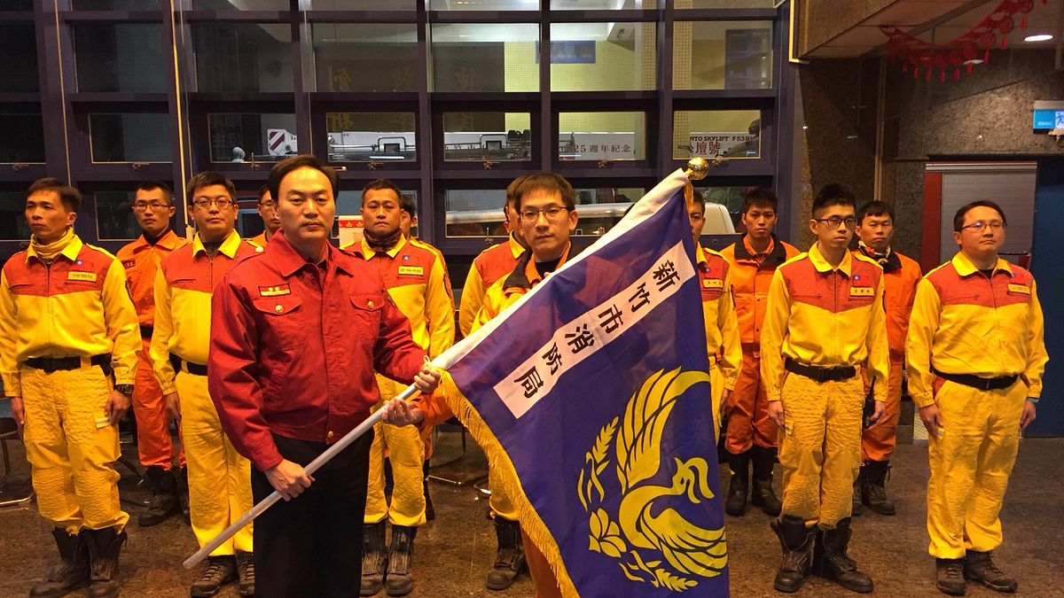 新竹消防局長李世恭代表授旗予帶隊官陳志豪大隊長,凌晨出發前往花蓮馳援。(圖/新竹市消防局提供) 新竹消防局長李世恭代表授旗予帶隊官陳志豪大隊長,凌晨出發前往花蓮馳援。(圖/新竹市消防局提供)