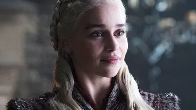 克拉克(Clark)扮演丹妮莉絲·坦格利安(Daenerys Targaryen)女王。