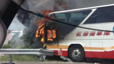 國道火燒車意外釀26條人命,桃園地檢署偵日前發現遊覽車上有5瓶汽油,又證實駕駛蘇明成酒精濃度超過法定標準,檢方表示,不排除駕駛有自殺、自焚意圖而釀禍的可能性。(資料照,取自爆料公社)