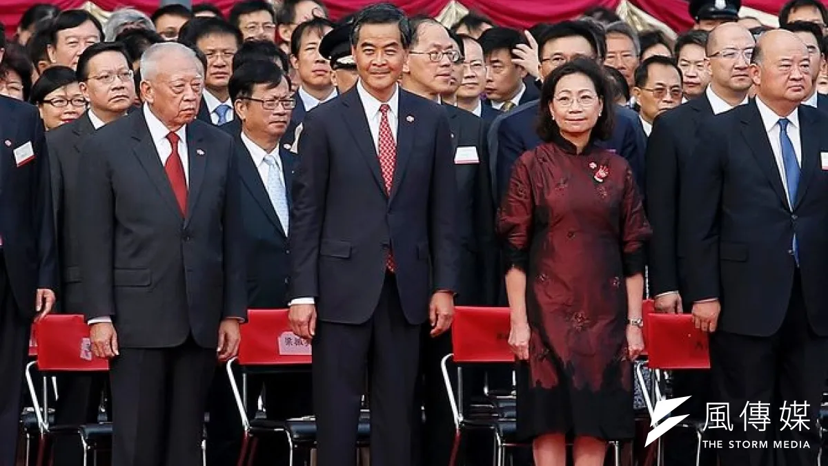 香港特首梁振英(前排左二)政治風暴尚未化解,又深陷財務風暴。(美聯社)
