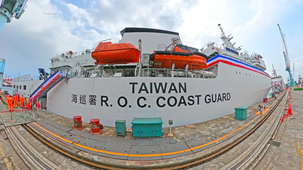 海巡首艘4000噸級巡防艦「嘉義艦」29日舉行交船典禮。(取自海巡署長室臉書)