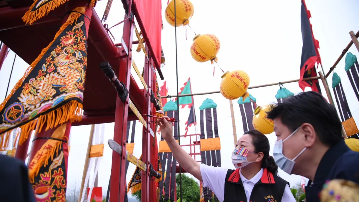 花蓮吉安北天宮劍梯文化季登場,縣長徐榛蔚前往剪綵點燈。(圖/花蓮縣政府新聞科提供)