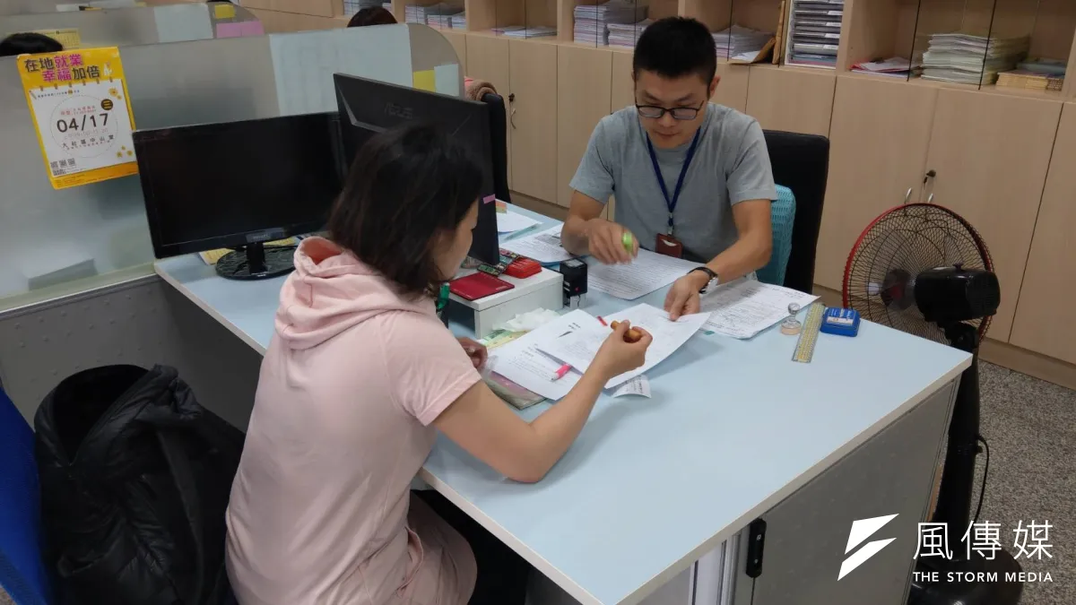 高雄市政府勞工局辦理「幸福高雄移居津貼」自即日起開始受理申請。(圖/徐炳文攝)
