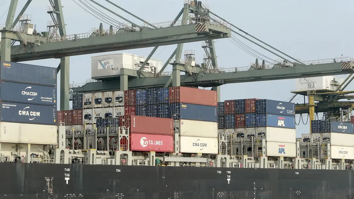 2020年5月3日。越南胡志明市的西貢港,貨櫃正在裝上貨輪。(AP) 2020年5月3日。越南胡志明市的西貢港,貨櫃正在裝上貨輪。(AP)