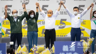 民進黨的選戰絕招就是猛打高虹安,讓選民忘記工程弊案和黑道槍擊案,圖為行政院長蘇貞昌(右二)、民進黨總召柯建銘(左一)、前新竹市長林智堅(右一)出席民進黨新竹市長候選人沈慧虹(左二)造勢大會。(顏麟宇攝)