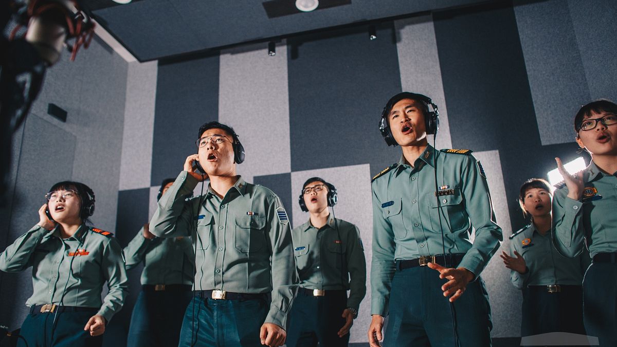 軍聞社推出一首「放手去做」畢業歌,希望透過熱血歌詞,祝福109年班軍校畢業生「鵬程萬里」。(取自軍聞社) 軍聞社推出一首「放手去做」畢業歌,希望透過熱血歌詞,祝福109年班軍校畢業生「鵬程萬里」。(取自軍聞社)