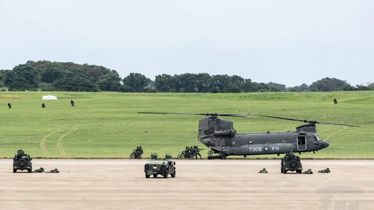 陸軍司令部官方臉書今(3)日發布關於CH-47SD的圖文,介紹這款直升機及其隸屬的單位。(軍聞社提供)