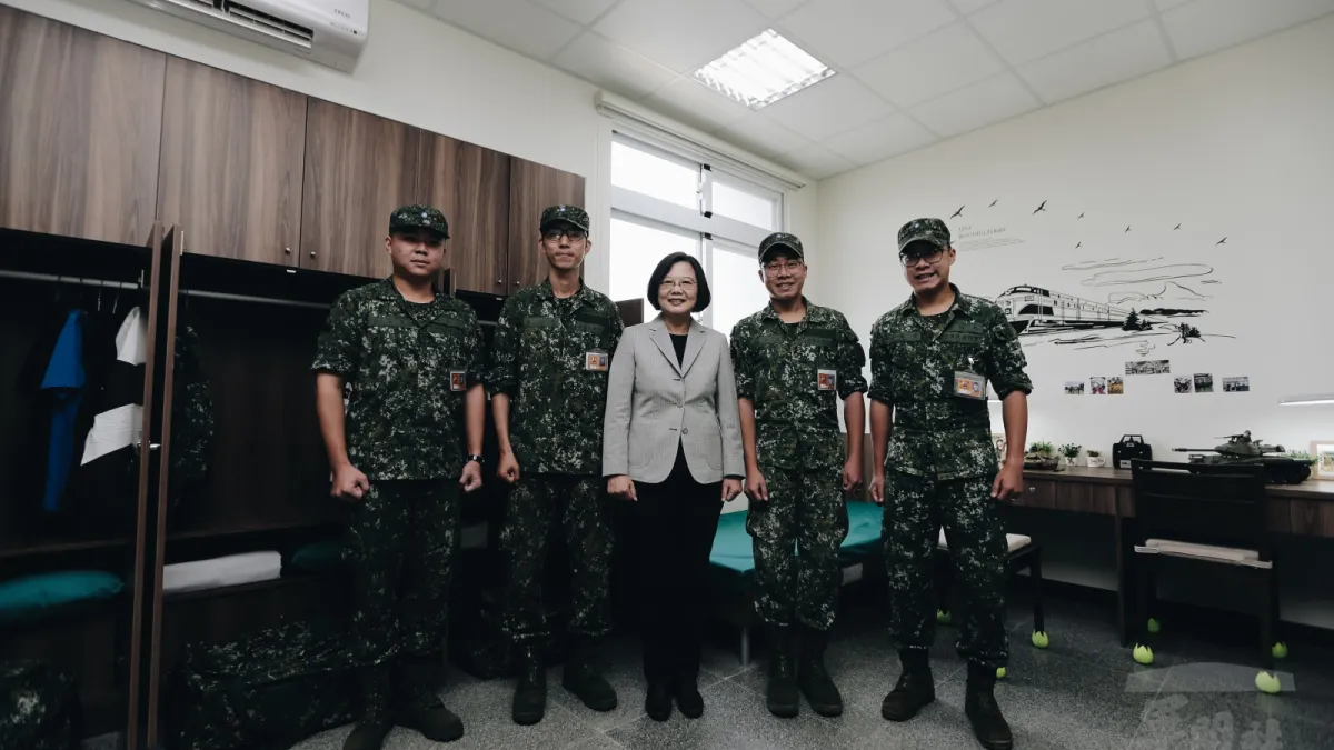 新落成的月祥樓兵舍改走人性化路線,每位官士兵擁有木質的一床一桌一櫃。圖為總統蔡英文前往主持月祥樓啟用典禮。(取自軍聞社)