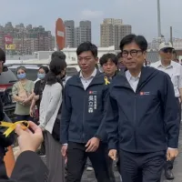 高雄市某國小教師墜樓事件引發各界關注,陳其邁出席高雄教師告別式致意 (資料照,中央社) 高雄市某國小教師墜樓事件引發各界關注,陳其邁出席高雄教師告別式致意 (資料照,中央社)