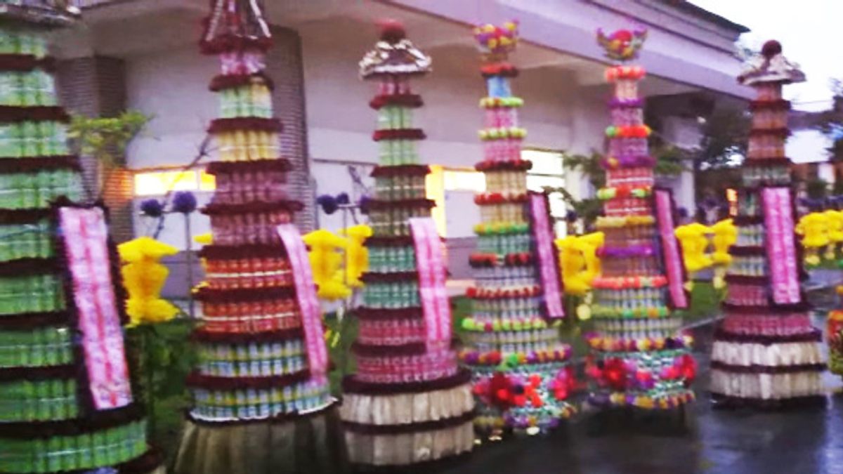 罐頭塔是台灣傳統喪禮必備的供品。(圖/youtube) 罐頭塔是台灣傳統喪禮必備的供品。(圖/youtube)