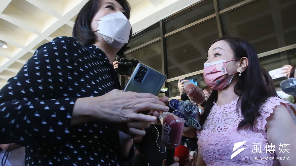 名嘴周玉蔻在台北地檢署與帶著張淑娟前往提告的台北市議員王鴻薇口角。(柯承惠攝)