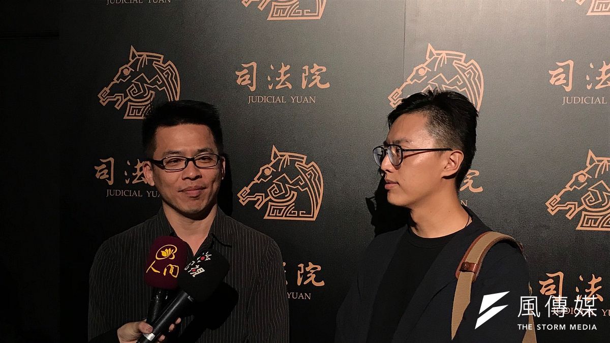 司法院今年找上金馬執委會合作,於金馬影展設立「罪與罰」單元,從不同國家與角度探討法律,導演李家驊(左)執導的紀錄片《我的兒子是死刑犯》將於影展世界首映。右為《我們與惡的距離》導演林君陽。(吳尚軒攝) 司法院今年找上金馬執委會合作,於金馬影展設立「罪與罰」單元,從不同國家與角度探討法律,導演李家驊(左)執導的紀錄片《我的兒子是死刑犯》將於影展世界首映。右為《我們與惡的距離》導演林君陽。(吳尚軒攝)