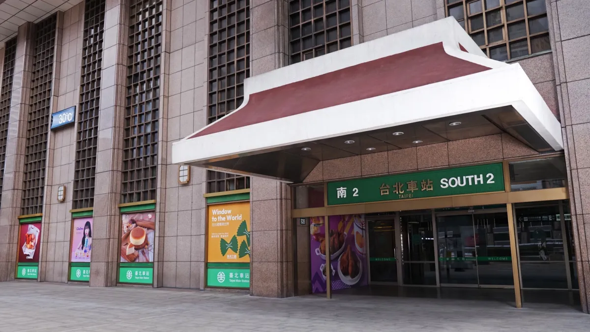 新光三越25日正式接手北車商場,於早上6點順利開門營業。(新光三越提供)
