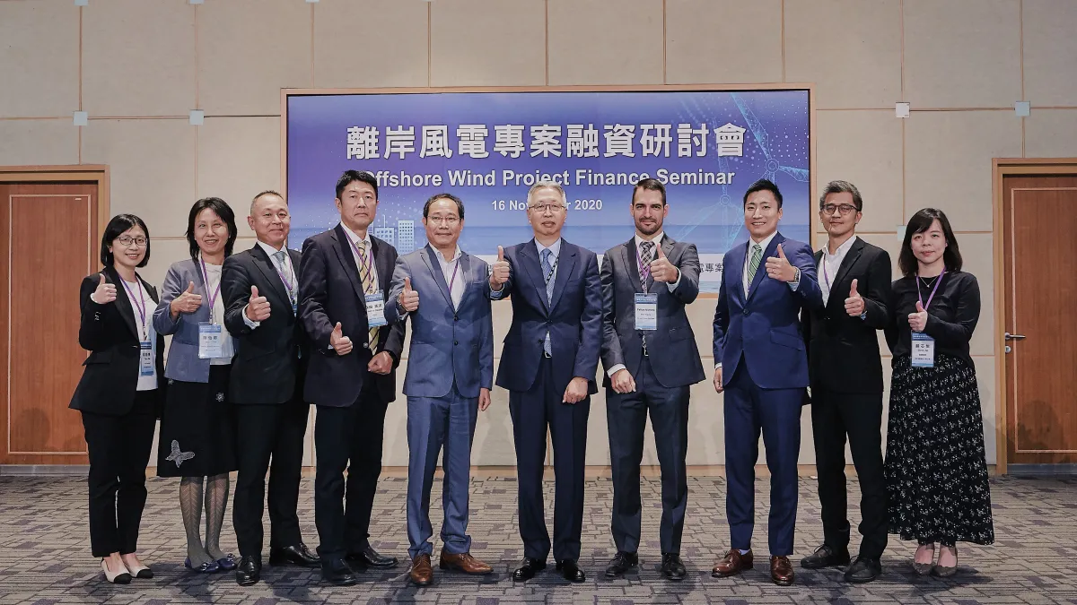 台灣經濟研究院(中為副院長左峻德)攜手海龍計畫(中右一為海龍專案總監岳慕駒)舉辦專案融資研討會,探討台灣綠色金融市場現況,期望加深與會先進及金融業者對於離岸風電產業動態與未來發展趨勢的掌握度。(海龍離岸風電提供)