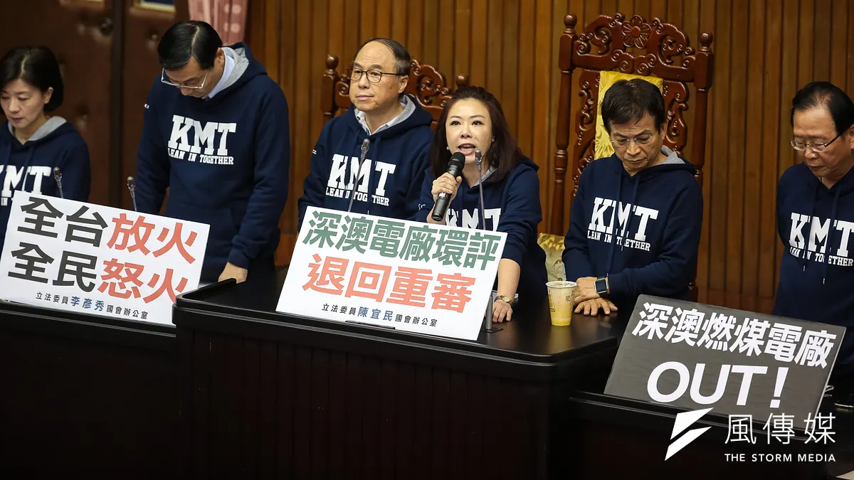 國民黨團立委王育敏、曾銘宗、李彥秀、賴士葆、林德福等16日一早便佔領議場主席台,要求「深澳電廠環評退回審查」。(顏麟宇攝) 國民黨團立委王育敏、曾銘宗、李彥秀、賴士葆、林德福等16日一早便佔領議場主席台,要求「深澳電廠環評退回審查」。(顏麟宇攝)