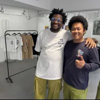 原宿で初の単独ポップアップを開催したMerci Demaの創業者Melly氏とアーティストの湊大知氏が『風傳媒(ストームメディア)』の独占取材に応じ、葛藤や個性を創作へと昇華させるそれぞれの哲学を語るとともに、Melly氏は台北・台中で感じた台湾の魅力や、台湾進出への意欲、今後のグローバル展開について明かした。(黄信維撮影) 原宿で初の単独ポップアップを開催したMerci Demaの創業者Melly氏とアーティストの湊大知氏が『風傳媒(ストームメディア)』の独占取材に応じ、葛藤や個性を創作へと昇華させるそれぞれの哲学を語るとともに、Melly氏は台北・台中で感じた台湾の魅力や、台湾進出への意欲、今後のグローバル展開について明かした。(黄信維撮影)