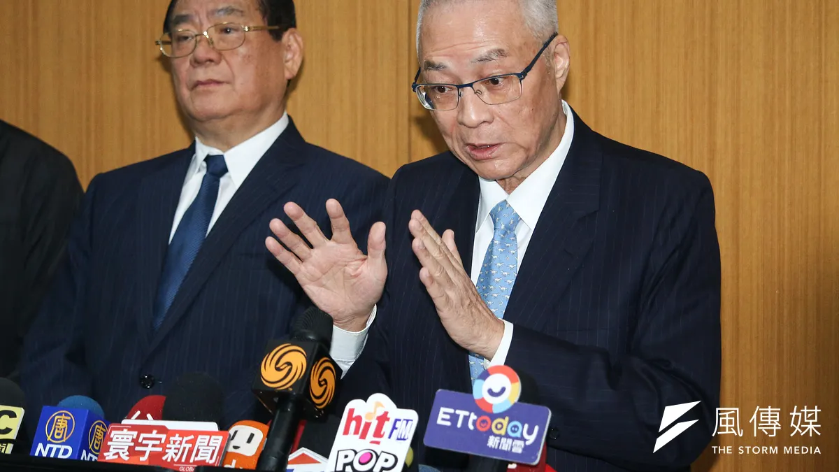 國民黨6日舉行「恭祝福德正神聖誕千秋」祭典,黨主席吳敦義(右)於會後接受訪問。(蔡親傑攝)