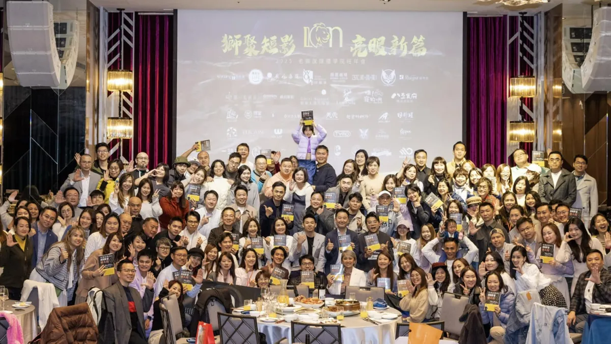 老獅說短影音學院 2025 年會暨簽書會,參加者200人合影。(圖片來源:老獅說商業短影音教練FB粉專)