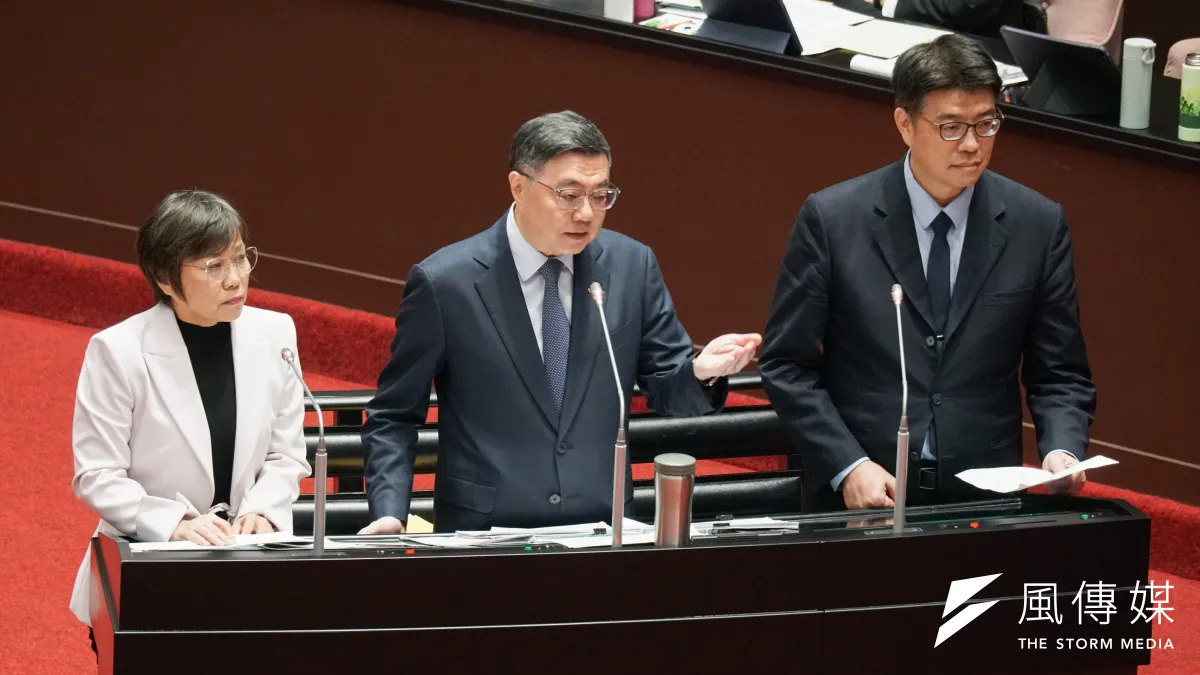 選後卓內閣該考慮總辭問題。行政院長卓榮泰(中)於立法院備詢,左為內政部長劉世芳,右為陸委會主委邱垂正。(蔡親傑攝)