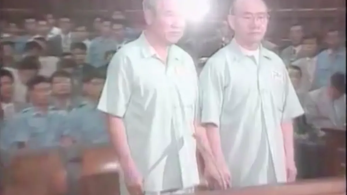 1996年3月11日,南韓前總統全斗煥、盧泰愚並列公開受審。(美聯社)