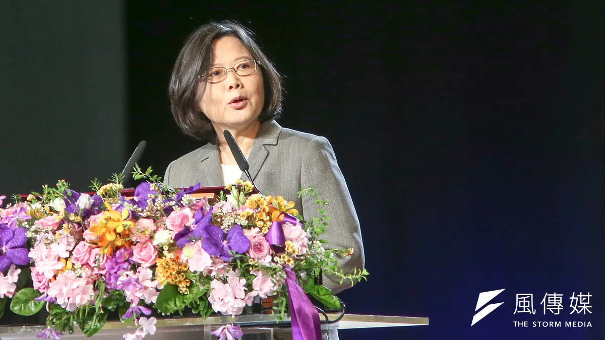 總統蔡英文曾在競選時於臉書貼出「我是蔡英文,我支持婚姻平權」,民進黨26日也將在中常會中通過修改黨內的內規,以實際的行動力挺同性婚姻平權。(資料照,陳明仁攝) 總統蔡英文曾在競選時於臉書貼出「我是蔡英文,我支持婚姻平權」,民進黨26日也將在中常會中通過修改黨內的內規,以實際的行動力挺同性婚姻平權。(資料照,陳明仁攝)