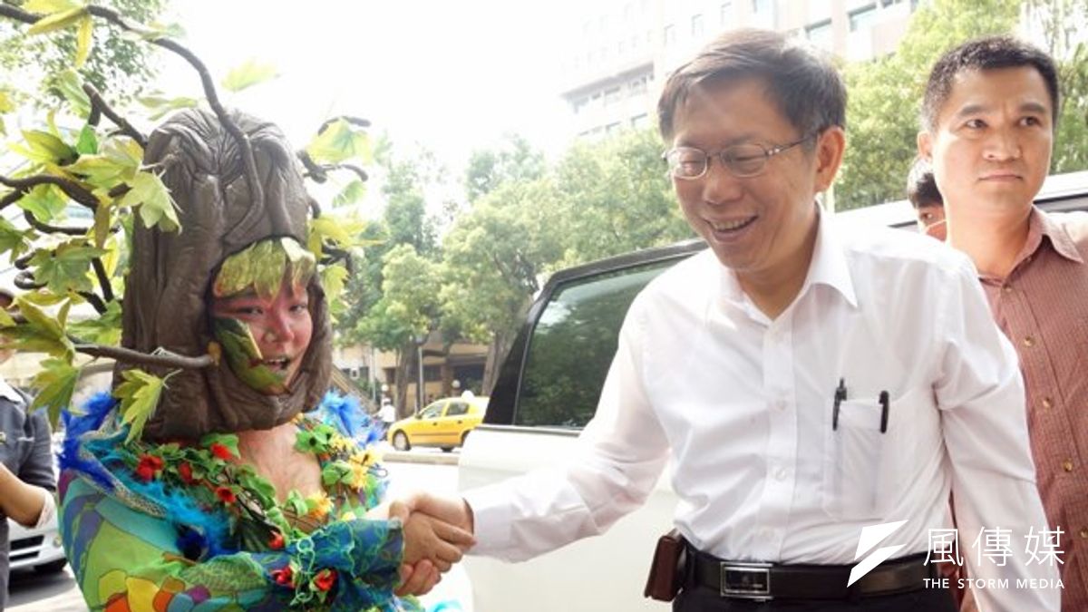 柯文哲13日上午在台北植物園前受訪時,對於陳佩琪是否違反行政中立的問題,甚至還認命地說,「如果法律明訂清楚,我們就依法行事」,僅呼籲不要選擇性辦案。(蘇仲泓攝) 柯文哲13日上午在台北植物園前受訪時,對於陳佩琪是否違反行政中立的問題,甚至還認命地說,「如果法律明訂清楚,我們就依法行事」,僅呼籲不要選擇性辦案。(蘇仲泓攝)