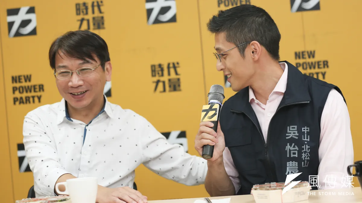 民進黨立委參選人吳怡農(右)2日拜會時代力量黨部,時力黨主席徐永明(左)表示,對吳宜農的期待非常高。(簡必丞攝)
