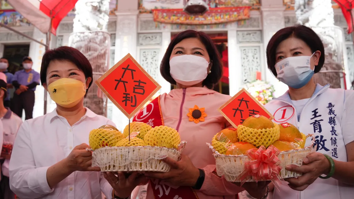 盧秀燕贈送大坑椪柑給張麗善與王育敏,期盼能夠大吉大利,順利勝選。(圖/盧秀燕競選總部提供)