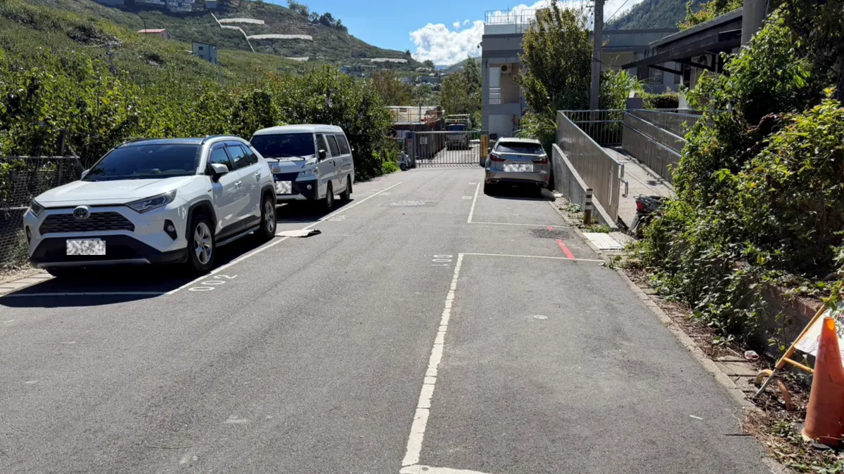 台中市府已將智慧停車服務延伸至梨山及環山地區,建置56格智慧停車格及2面停車動態資訊導引系統-平等國小旁地磁車格。(圖/台中市政府)