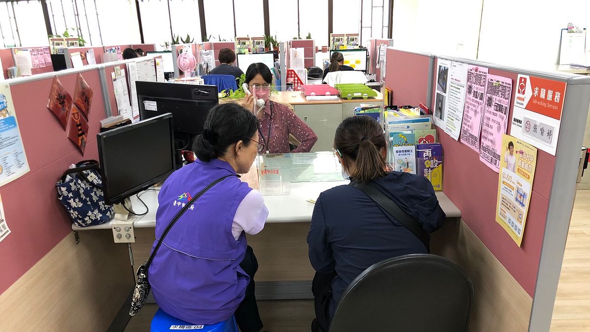台中就業服務站的就業服務員及手語老師協助身心障礙者求職。(圖/台中市政府) 台中就業服務站的就業服務員及手語老師協助身心障礙者求職。(圖/台中市政府)