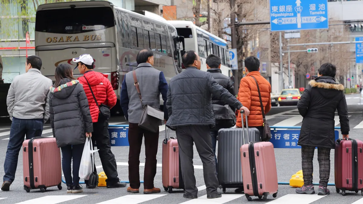 日中関係の緊張が高まる中、中国政府は「日本渡航を控えるように」と通知を発出し、事実上の「訪日自粛令」となった。写真は東京の街を歩く中国人観光客(資料写真/AP通信提供) 日中関係の緊張が高まる中、中国政府は「日本渡航を控えるように」と通知を発出し、事実上の「訪日自粛令」となった。写真は東京の街を歩く中国人観光客(資料写真/AP通信提供)
