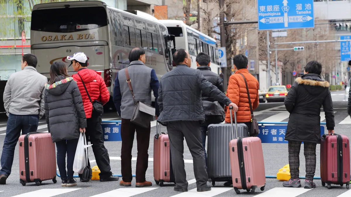 東京の街頭で待つ中国人観光客。(写真/AP通信提供) 東京の街頭で待つ中国人観光客。(写真/AP通信提供)