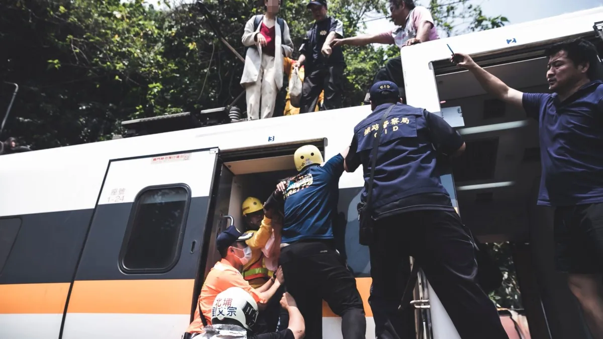 台鐵太魯閣號出軌事故,目前已釀50人罹難,約200人輕重傷。其中,第49名罹難者在不久前已確認身分。(取自花蓮縣消防局)