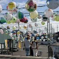 桃園小學生親手彩繪、描繪家鄉風貌的傳統燈籠,在日本名取市名取川畔展出。(圖/桃園市政府觀旅局提供) 桃園小學生親手彩繪、描繪家鄉風貌的傳統燈籠,在日本名取市名取川畔展出。(圖/桃園市政府觀旅局提供)