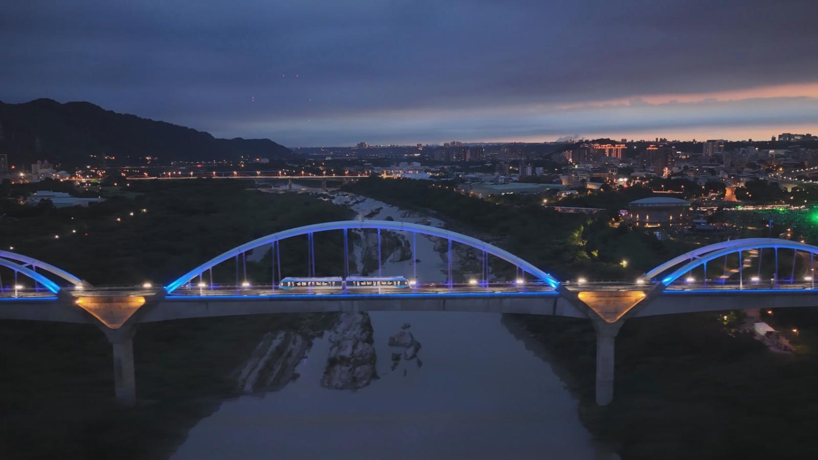 三鶯線打造城市藝術廊道! 彩繪墩柱翻新景 跨河燈光秀璀璨登場