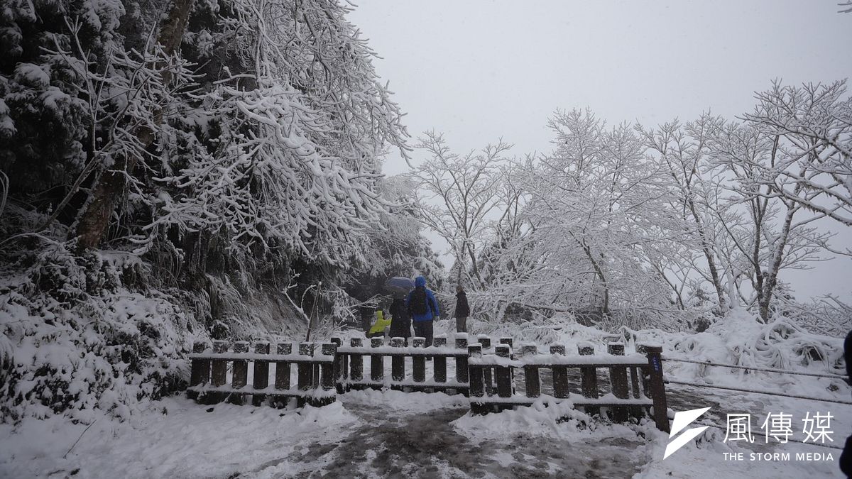 入冬以來最強寒流襲台,8日太平山已降雪,10日起各地氣溫將稍稍回升,但氣象專家吳德榮指出,接下來還有2波寒流,呼籲民眾注意保暖。(資料照,風傳媒攝) 入冬以來最強寒流襲台,8日太平山已降雪,10日起各地氣溫將稍稍回升,但氣象專家吳德榮指出,接下來還有2波寒流,呼籲民眾注意保暖。(資料照,風傳媒攝)
