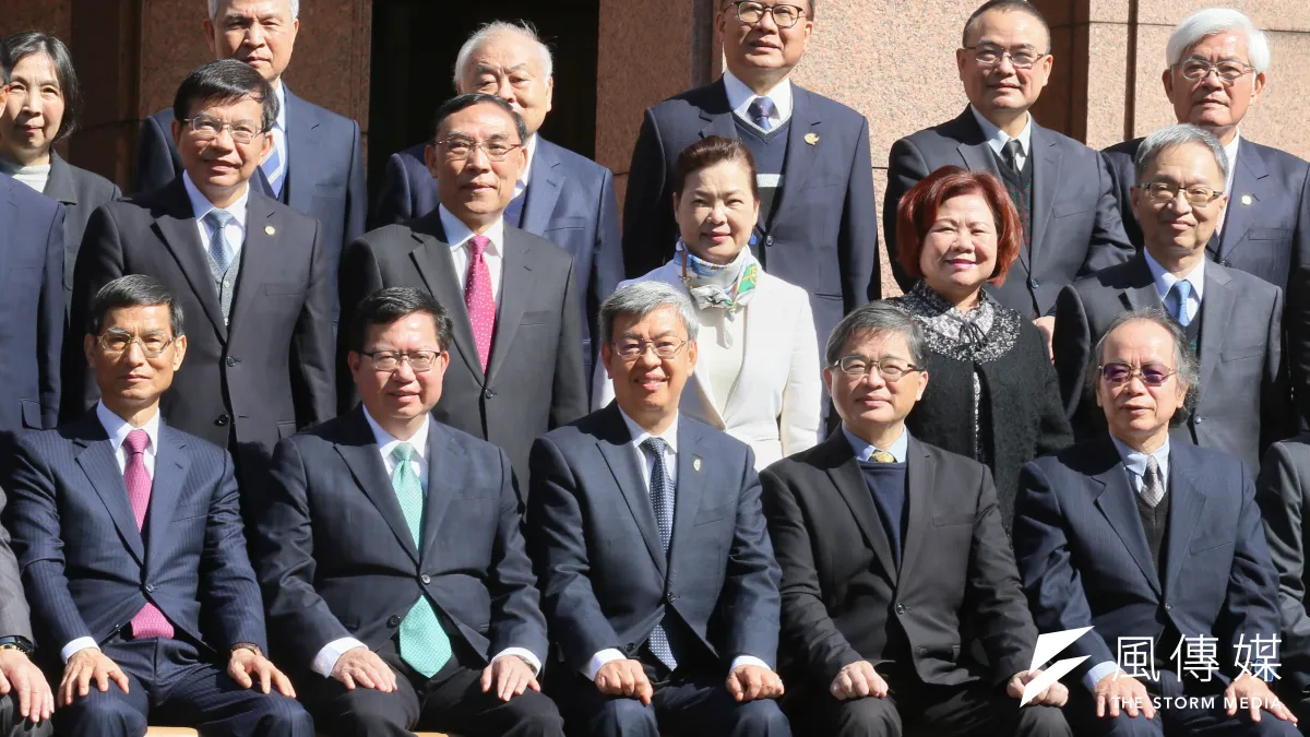 20230131-新任行政院院長陳建仁(前排中)、行政院副院長鄭文燦( 前排左二)31日出席新內閣團隊合影。(柯承惠攝)