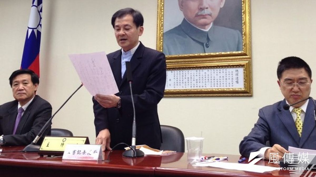 國民黨立院黨團25日舉行黨團大會,國民黨立院黨團書記長王廷升(中)宣布黨團大會對核四所作的決定。(羅暐智攝) 國民黨立院黨團25日舉行黨團大會,國民黨立院黨團書記長王廷升(中)宣布黨團大會對核四所作的決定。(羅暐智攝)