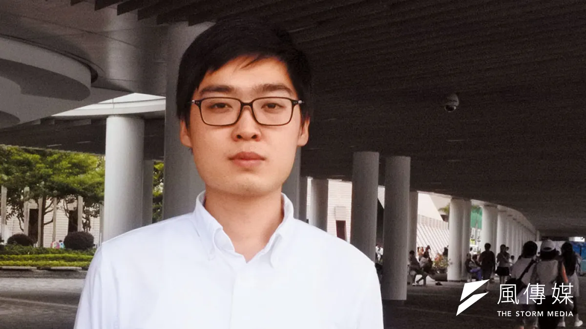 陳浩天公布政府來函,其中記錄他跟香港民族黨的相關言行紀錄。(郭宏治攝)