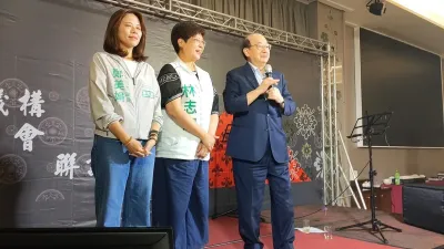 民進黨新竹市立委參選人林志潔(中)在柯建銘帶領下,特別在三光機構三合會聯誼餐敘中站台尋求支持。(圖/讀者提供)