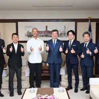 登山家の田中陽希氏が外国人初となる約4か月での「台湾百岳」全山踏破に挑戦するため駐日代表処を訪問し、歴史的快挙への全面支援と期待が寄せられた。(写真/駐日台北経済文化代表処提供) 登山家の田中陽希氏が外国人初となる約4か月での「台湾百岳」全山踏破に挑戦するため駐日代表処を訪問し、歴史的快挙への全面支援と期待が寄せられた。(写真/駐日台北経済文化代表処提供)