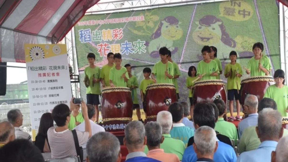 大甲「彩繪稻田」開幕 民眾擁入觀景台搶拍美景