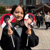2026年3月21日,在韓國首爾光化門廣場附近,BTS回歸演唱會前夕,來自甘肅的中國BTS粉絲手持週邊商品拍照留念。(美聯社) 2026年3月21日,在韓國首爾光化門廣場附近,BTS回歸演唱會前夕,來自甘肅的中國BTS粉絲手持週邊商品拍照留念。(美聯社)