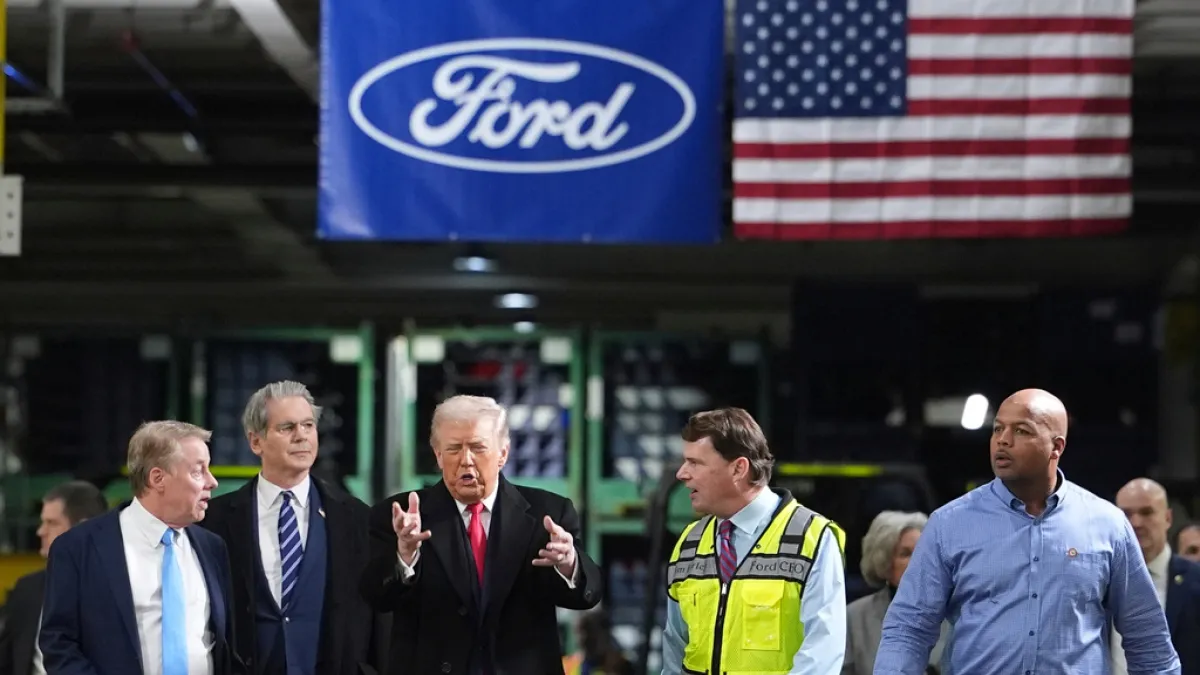 由福特執行主席Bill Ford(中右)陪同、美國總統川普(中左)與財長一同參訪密西根州工廠。(美聯社)
