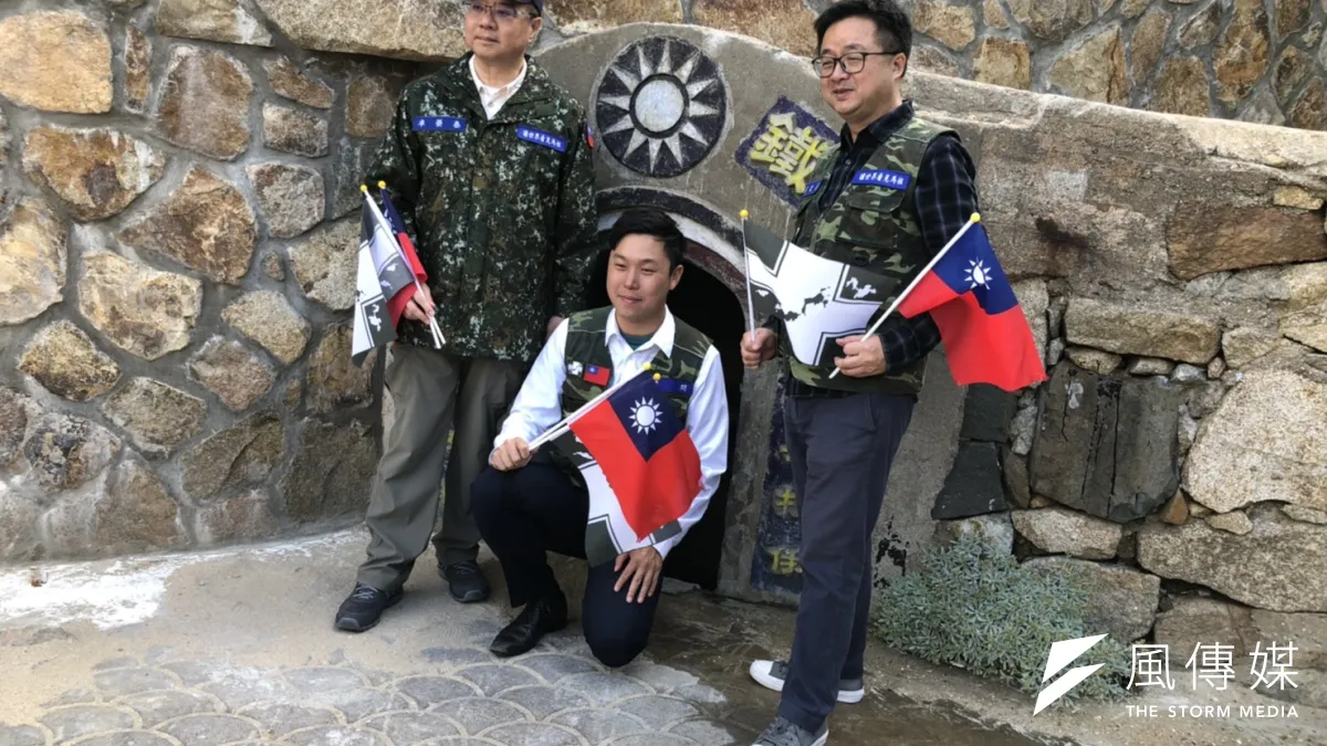 民進黨主席卓榮泰(左)及秘書長羅文嘉(右)21日前往馬祖,為民進黨立委候選人李問(中)輔選。(顏振凱攝)