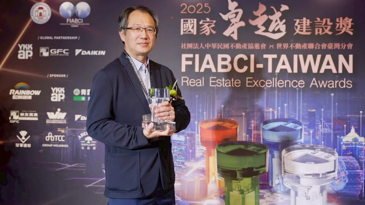 新北市政府城鄉發展局今年榮獲6項大獎,由新北市政府城鄉發展局周繼祖副局長代表領獎。圖/新北市政府城鄉發展局提供