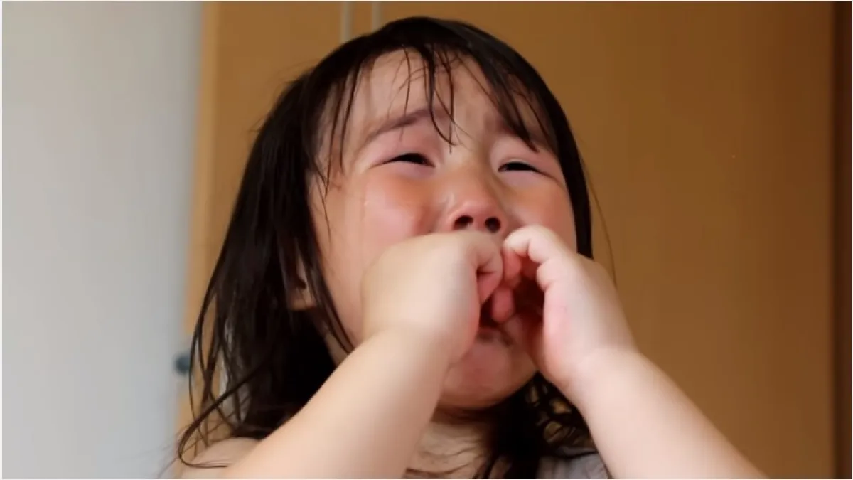 面對孩子哭鬧,父母該怎麼做讓孩子冷靜下來?(圖/翻攝自youtube)