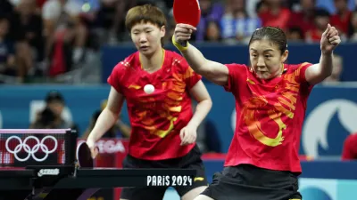 巴黎奧運會上,中國乒乓球女將陳夢(右)擊敗隊友孫穎莎獲得女單金牌,這本來應是一個極具重大的榮耀,但卻讓陳夢陷入了一場很大的輿論爭議。(美聯社)
